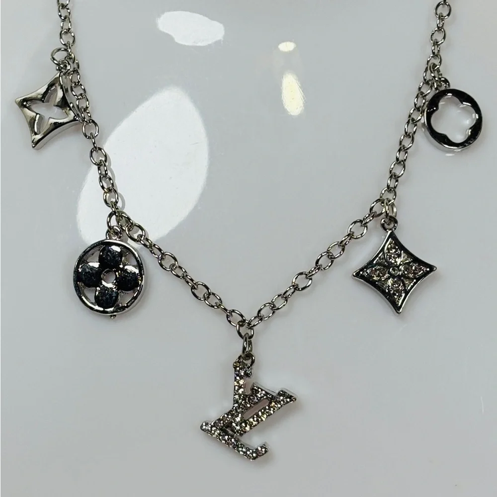A-1FN-18: NECKLACE: Silver Chain Necklace w/Charms, NWOT